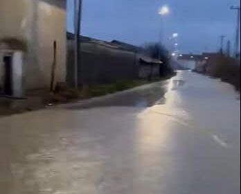 Axis Ratkoc Dine je blokiran vodom, vozila prelaze put koji povezuje Ratkoci sa Deanom je blok…