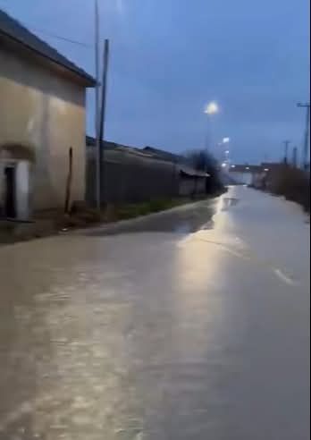 Axis Ratkoc Dine je blokiran vodom, vozila prelaze put koji povezuje Ratkoci sa Deanom je blok…