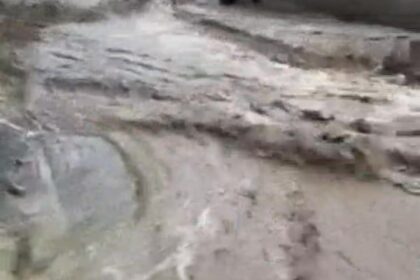 Opasnost od poplava u selu Ml u opštini Dragaš, ulicama sela prekrivenim vodom posle bujnih kiša…