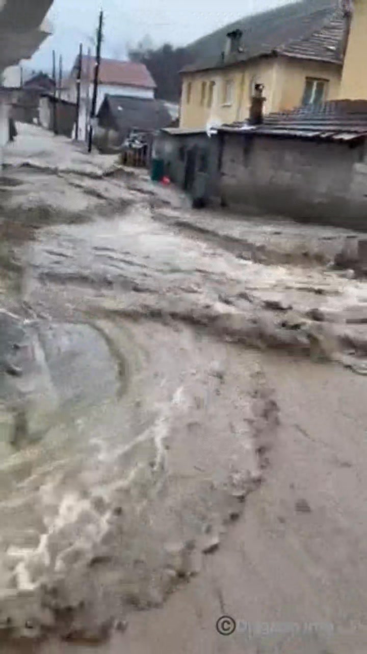 Opasnost od poplava u selu Ml u opštini Dragaš, ulicama sela prekrivenim vodom posle bujnih kiša…