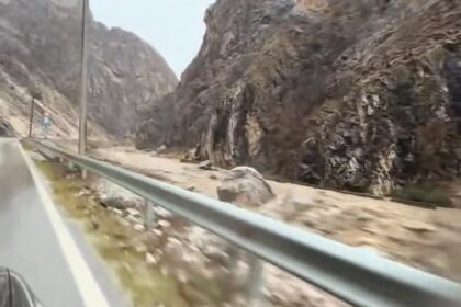 Reke Opoj i Gora teku između Koritnik i Života do grada Kukesa.