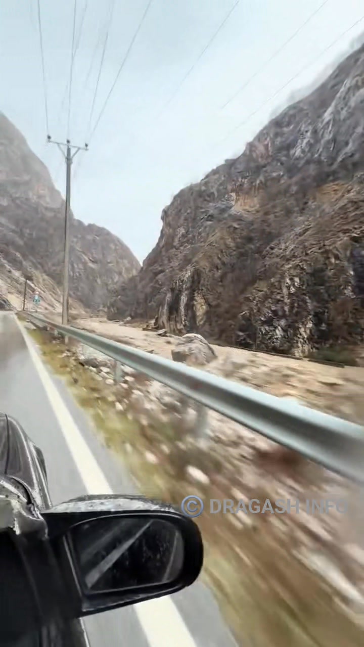 Reke Opoj i Gora teku između Koritnik i Života do grada Kukesa.