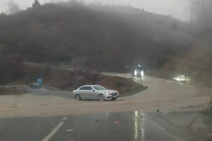 Poplavljujuæa voda na ulazu u selo Rac, težak tok ulaska u selo Racz je postao v…