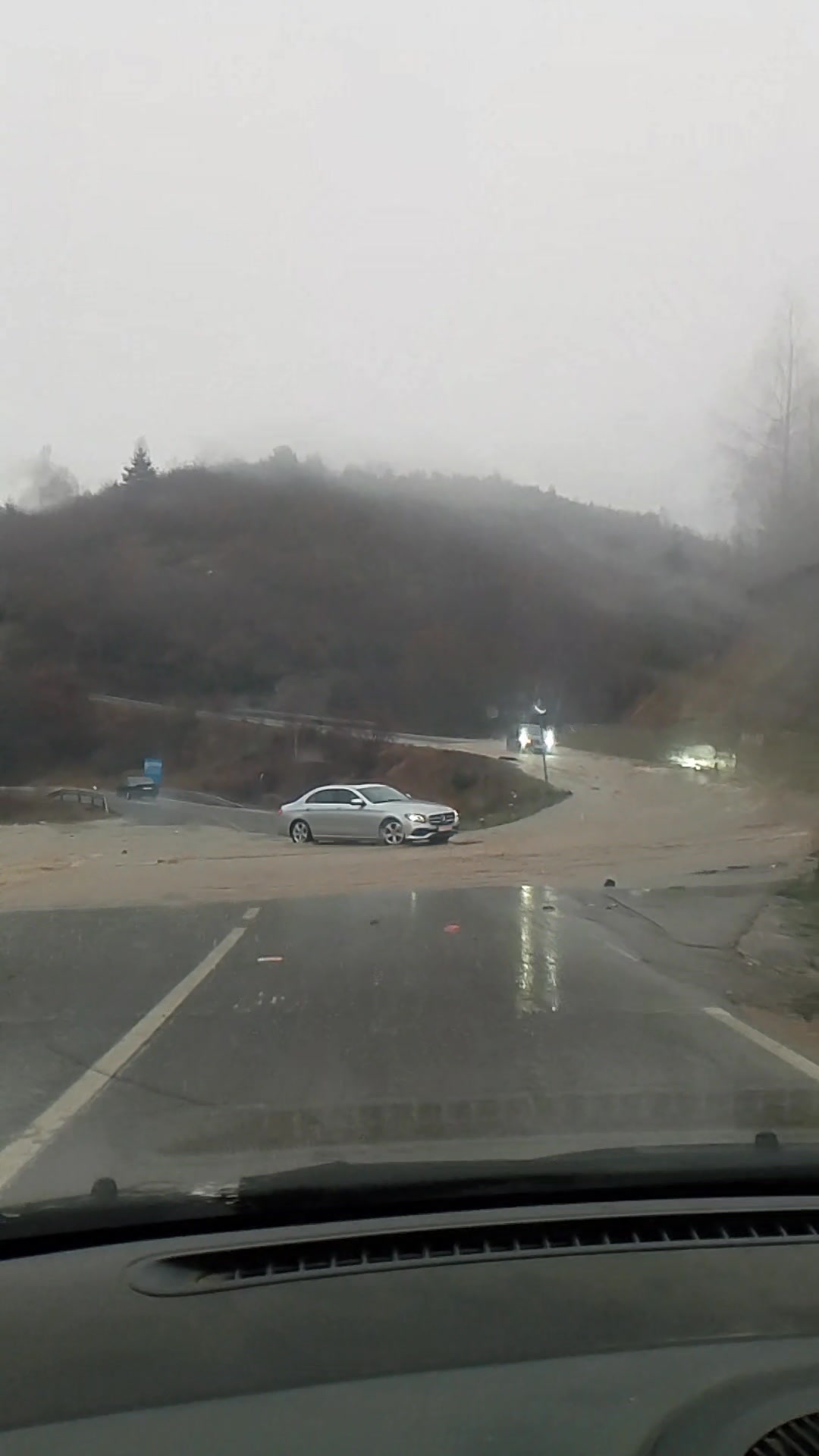 Poplavljujuæa voda na ulazu u selo Rac, težak tok ulaska u selo Racz je postao v…