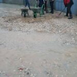Banorët e lagjes Mejzini në Kosavë pastrojnë rrugën pas vërshimeve Si pasojë e reshjeve të dendura të shiut dhe vërsh…