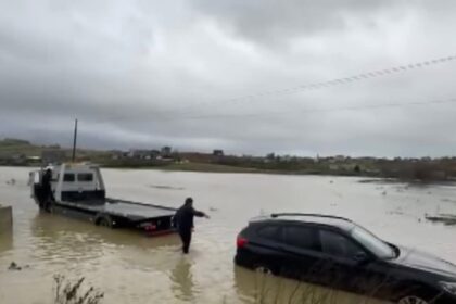 Kosovsku porodicu blokiraju poplave u Albaniji, kako se izveštava, kosovska porodica sa troje dece koja su ostala i bl…