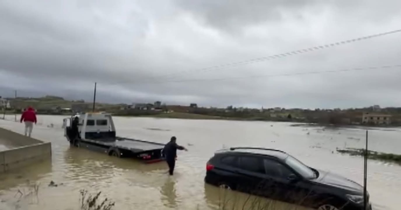 Kosovsku porodicu blokiraju poplave u Albaniji, kako se izveštava, kosovska porodica sa troje dece koja su ostala i bl…