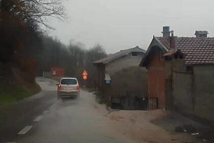 Zym ‘%Bellobard Road, video od èitalaca prikazuje rušenje zemlje nakon naših ranijih vesti o blokiranju glavnog puta…