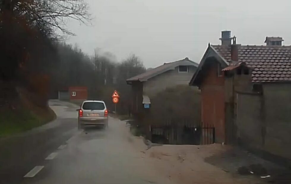 Zym ‘%Bellobard Road, video od èitalaca prikazuje rušenje zemlje nakon naših ranijih vesti o blokiranju glavnog puta…