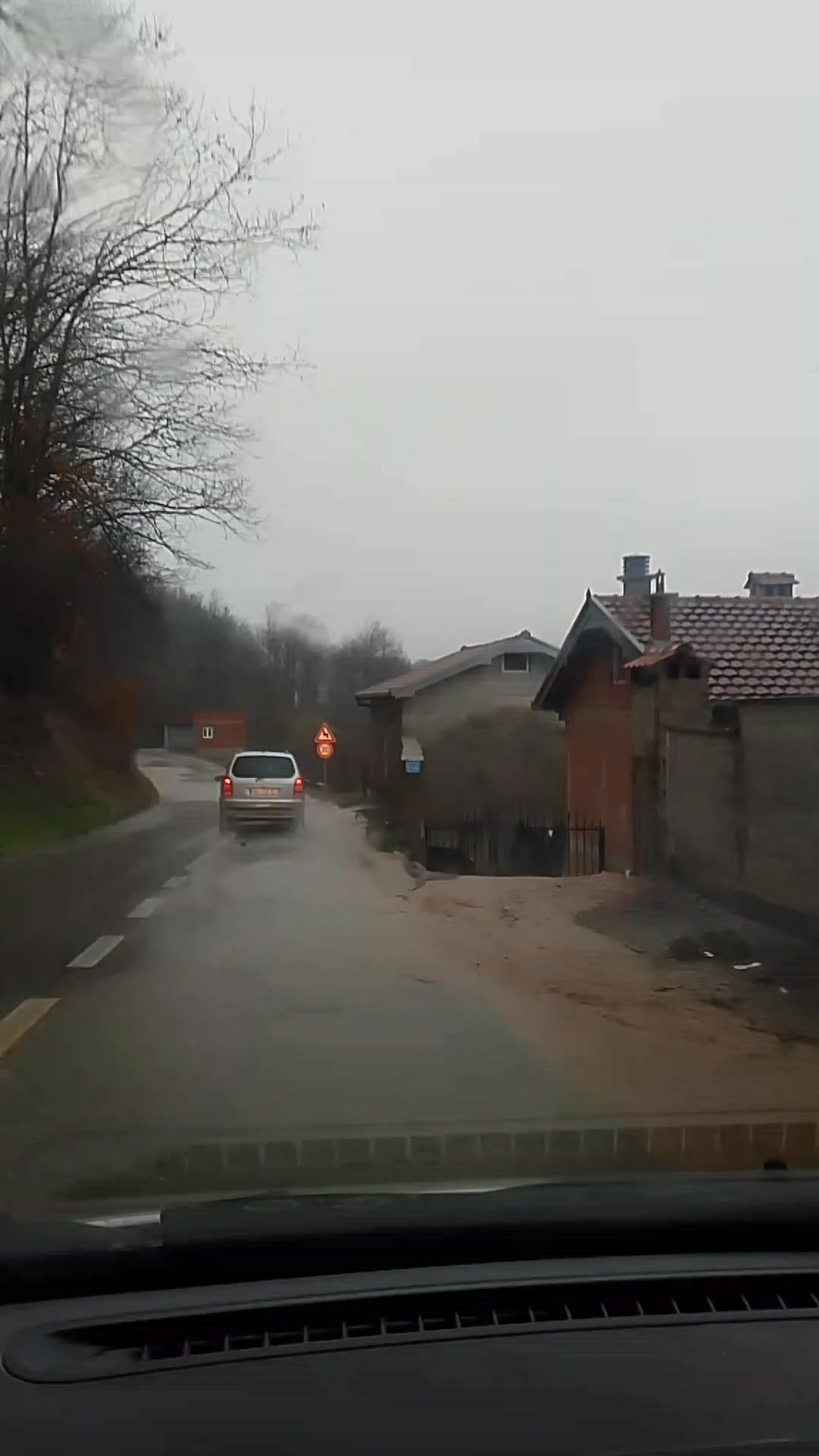 Zym ‘%Bellobard Road, video od èitalaca prikazuje rušenje zemlje nakon naših ranijih vesti o blokiranju glavnog puta…