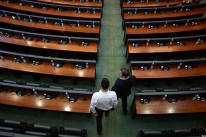 Milijarda evra za Kosovo čeka na korišćenje poslaničke oblasti preko milijardu evra međunarodnih sredstava…