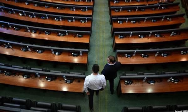 Milijarda evra za Kosovo čeka na korišćenje poslaničke oblasti preko milijardu evra međunarodnih sredstava…