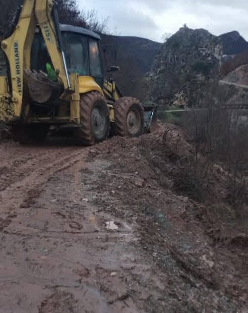 Gradski timovi Kukes na terenu nakon padavina timova Direkcije za retke puteve i Direkcije za Srpke…