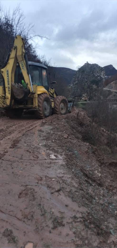 Gradski timovi Kukes na terenu nakon padavina timova Direkcije za retke puteve i Direkcije za Srpke…