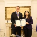 Predsednik Osmani uručuje Hasanu Aratu Predsedničku medalju Meritasa, predsednika Republike Kosovo Vj…