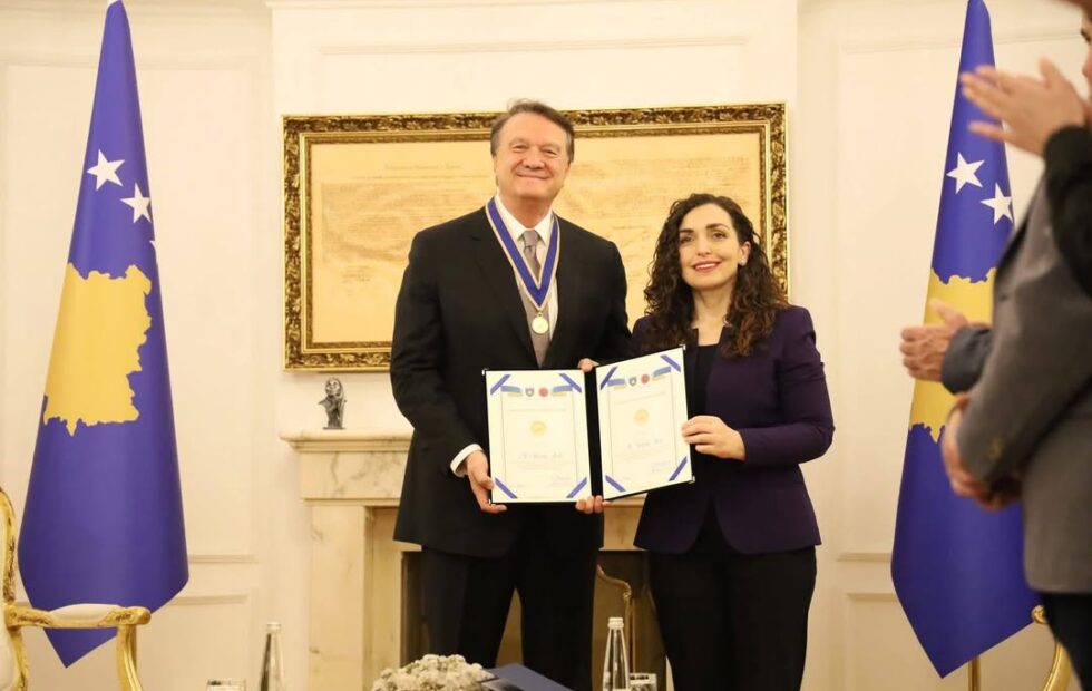 Predsednik Osmani uručuje Hasanu Aratu Predsedničku medalju Meritasa, predsednika Republike Kosovo Vj…