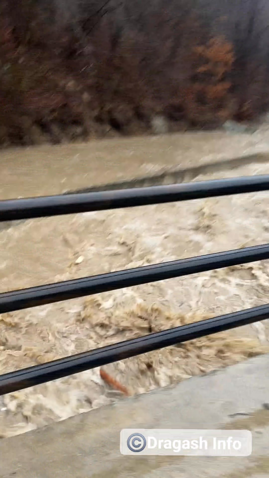 Kritična situacija na ulazu u naselje Rapč, Dragaš Grad sela Rapč izveštava da je most na ulazu u fs…