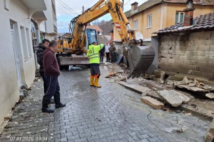 Posle poplava, lokalne kompanije učestvuju u nivou štete na Dragašu juče, a danas se eliminacija postepeno nastavlja…