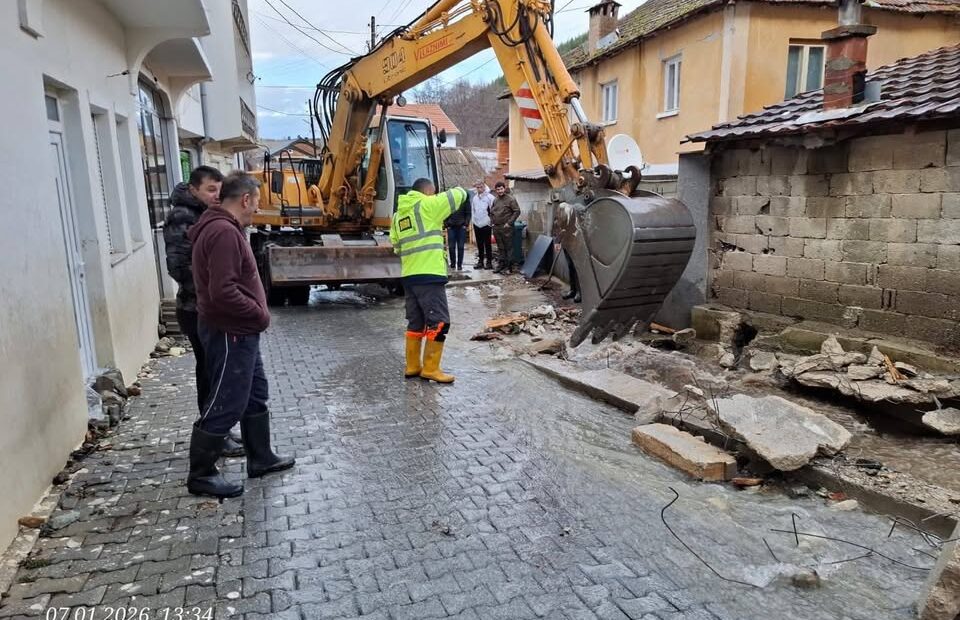 Posle poplava, lokalne kompanije učestvuju u nivou štete na Dragašu juče, a danas se eliminacija postepeno nastavlja…