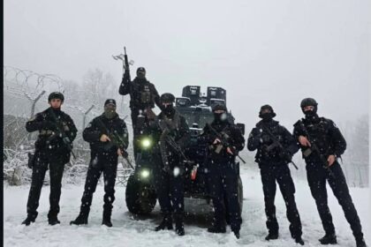 Kosovska policijska patrola duž granice Kosova Srbija, obezbeđivanje reda i bezbednosti na severu