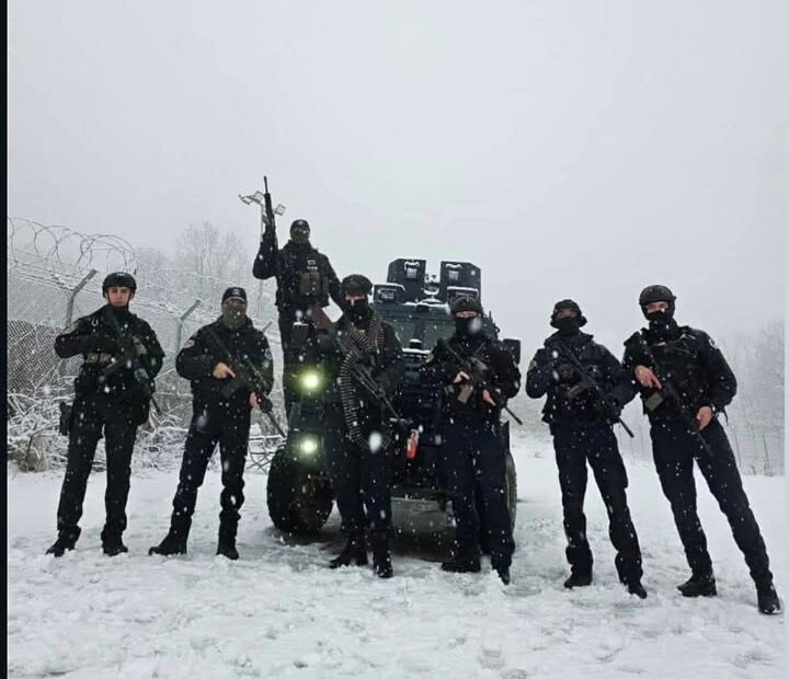 Kosovska policijska patrola duž granice Kosova Srbija, obezbeđivanje reda i bezbednosti na severu