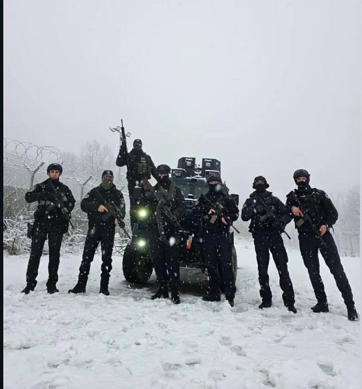 Kosovska policijska patrola duž granice Kosova Srbija, obezbeđivanje reda i bezbednosti na severu