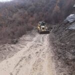 Ekipet e Bashkisë Kukës në terren pas reshjeve të shiut Ekipet e Drejtorisë së Rrugëve Rurale dhe Drejtorisë së Shërb…