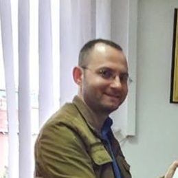 Kada politièka podrška postane kult, demokratija æuti kada se politièka podrška pretvori u kult, prestaje da…