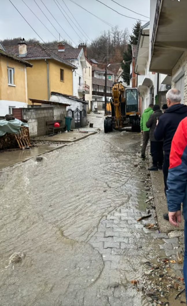 Opština Dragaš i dalje interveniše na terenu nakon što se poplave u okrugu Dragaš intenzivno nastavljaju u…