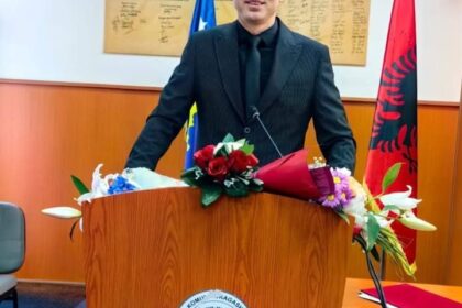 Artan Loshaji napušta QKMF Dragas nakon više od 26 godina službe, nastavlja manifestaciju u Skupštini opštinskog infermjera …