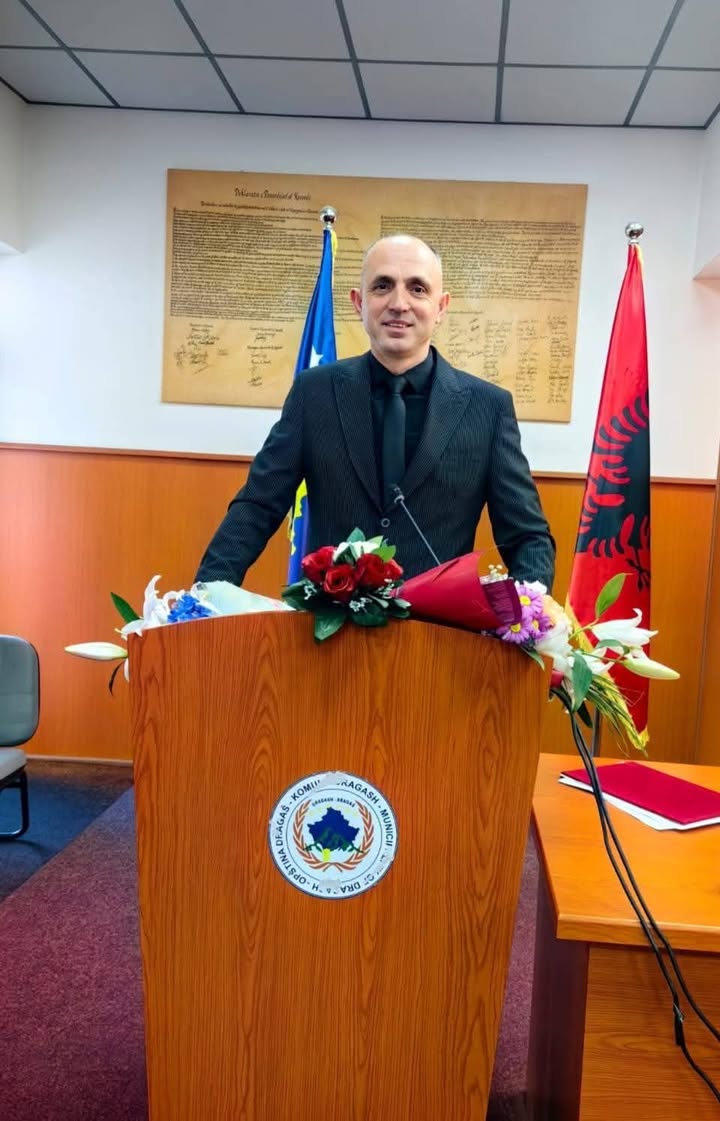 Artan Loshaji napušta QKMF Dragas nakon više od 26 godina službe, nastavlja manifestaciju u Skupštini opštinskog infermjera …