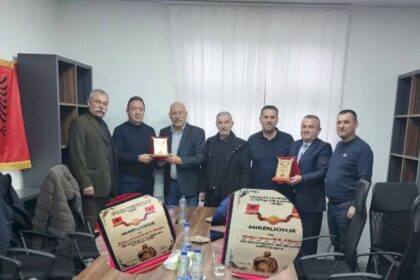 OVL ogranak OVL Prizren organizovao je ceremoniju časti, gde je podelio zahvalnost za dve istaknute ličnosti lu…