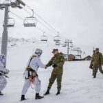 Američki vojnici i KSF voz u zimskim uslovima