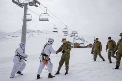 Američki vojnici i KSF voz u zimskim uslovima