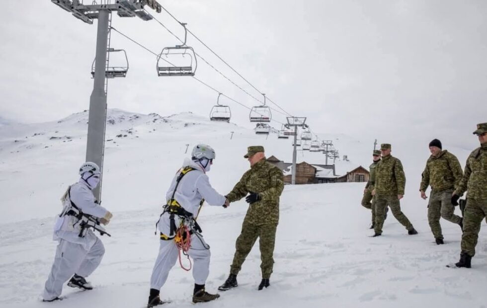 Američki vojnici i KSF voz u zimskim uslovima