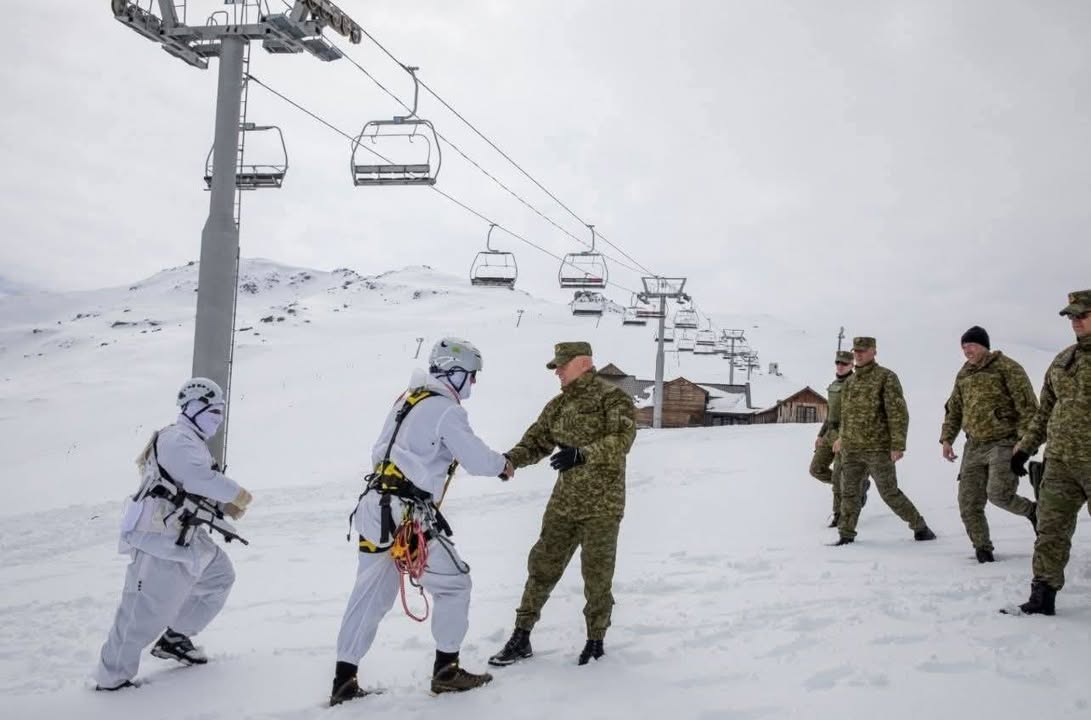 Američki vojnici i KSF voz u zimskim uslovima