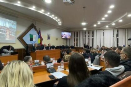 Safet Kamberi biva izabran za šefa Opštinske skupštine Južne Mitrovice, sa 18 glasova za, 10 protiv, i 2 nevredna…