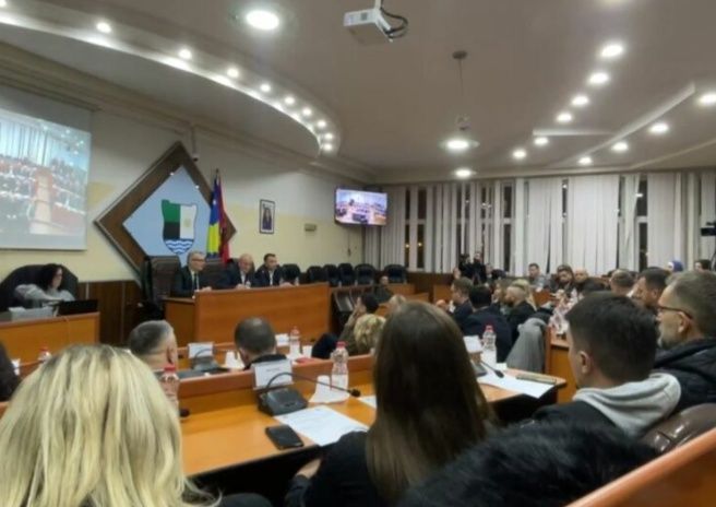 Safet Kamberi biva izabran za šefa Opštinske skupštine Južne Mitrovice, sa 18 glasova za, 10 protiv, i 2 nevredna…