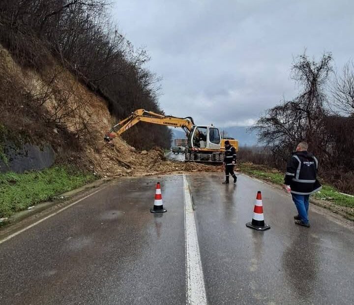 Kopneni slajdovi u Prizrenu, kopnene vlasti su zamagljivale kišu poslednjih dana izazivali slajdove…