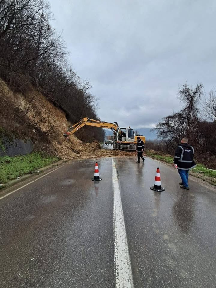Kopneni slajdovi u Prizrenu, kopnene vlasti su zamagljivale kišu poslednjih dana izazivali slajdove…