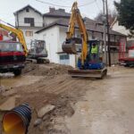 Rikthehet normaliteti në fshatin Mlik pas përmbytjeve Fshati Mlik ka përjetuar përmbytje pas bllokimit të urës dhe gy…