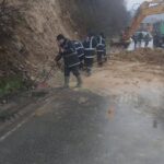 Rrëshqitje të dheut në Prizren, autoritetet në terren Reshjet e shiut gjatë ditëve të fundit kanë shkaktuar rrëshqitj…