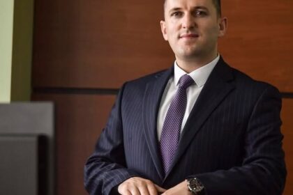 Advokat Faton Fetah traži hitno oslobaðanje 35 optuženih, osuðujuæi protivzakonito pritvaranje advokata Fatona…