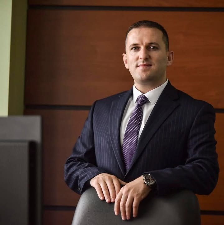 Advokat Faton Fetah traži hitno oslobaðanje 35 optuženih, osuðujuæi protivzakonito pritvaranje advokata Fatona…