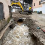 Rikthehet normaliteti në fshatin Mlik pas përmbytjeve Fshati Mlik ka përjetuar përmbytje pas bllokimit të urës dhe gy…