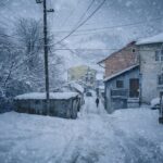 Dimri ka mbuluar fshatin Brod me bardhësi.