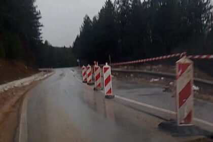 Pažnja u opticaju: I dalje bez rešenja oštećeni segment puta za Dragaš, u blizini Silovanja Ulice Glave…