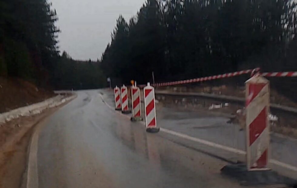 Pažnja u opticaju: I dalje bez rešenja oštećeni segment puta za Dragaš, u blizini Silovanja Ulice Glave…