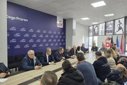 Selmanaj čestita novim direktorima iz DSK u prizrenskoj opštini predsedavajući Ogranka Demokratske unije Kosova …