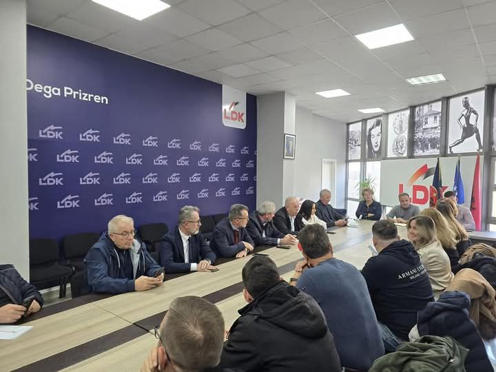 Selmanaj čestita novim direktorima iz DSK u prizrenskoj opštini predsedavajući Ogranka Demokratske unije Kosova …